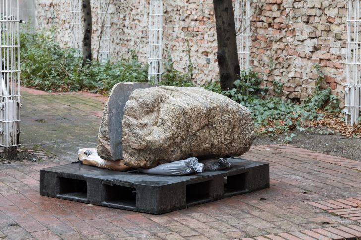 Bettina Buck, Found object, 2017, stone, clay, pallet, 120 x 100 x 75 cm