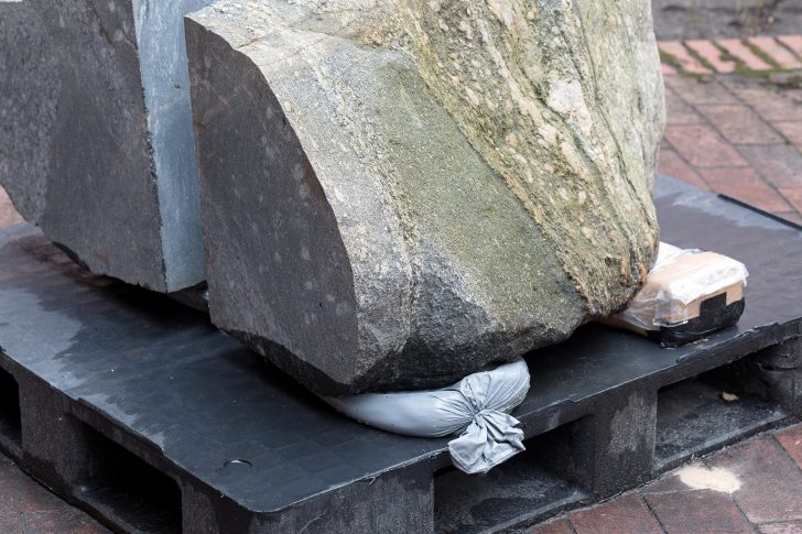 Bettina Buck, Found object, 2017, stone, clay, pallet, 120 x 100 x 75 cm (detail)