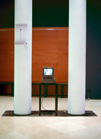 Video über den kontrollierten Vorgang des Luftabfüllens. Monitor in der Vorhalle des Kammermusiksaals Beethoven-Haus Bonn (gegenüber der Vitrine)