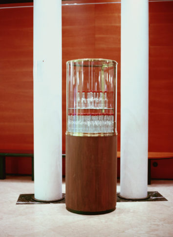 Vitrine mit Devotionalien-Flaschen in der Vorhalle des Kammermusiksaals Beethoven-Haus Bonn