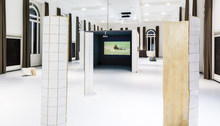 Installation view <i>Fallen, 3 Upright, Interlude, Platzhalter, Untitled (geophysics)</i>